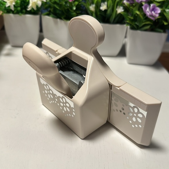 Martha Stewart Scalloped Lace Doily Edge Paper Lever Punch - Picture 6 of 7